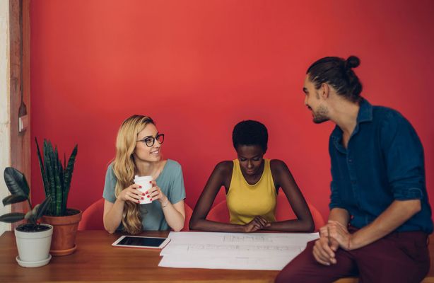Un groupe de jeunes travaillent ensemble Un groupe de jeunes travaillent ensemble